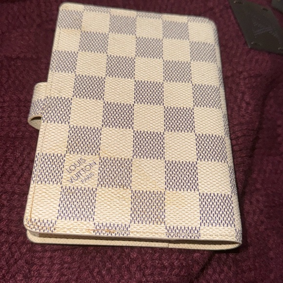 Men’s or Women’s Louis Vuitton Azur Rare Pocket/ Passport holder! Pre-loved! 🔥 - Picture 11 of 15